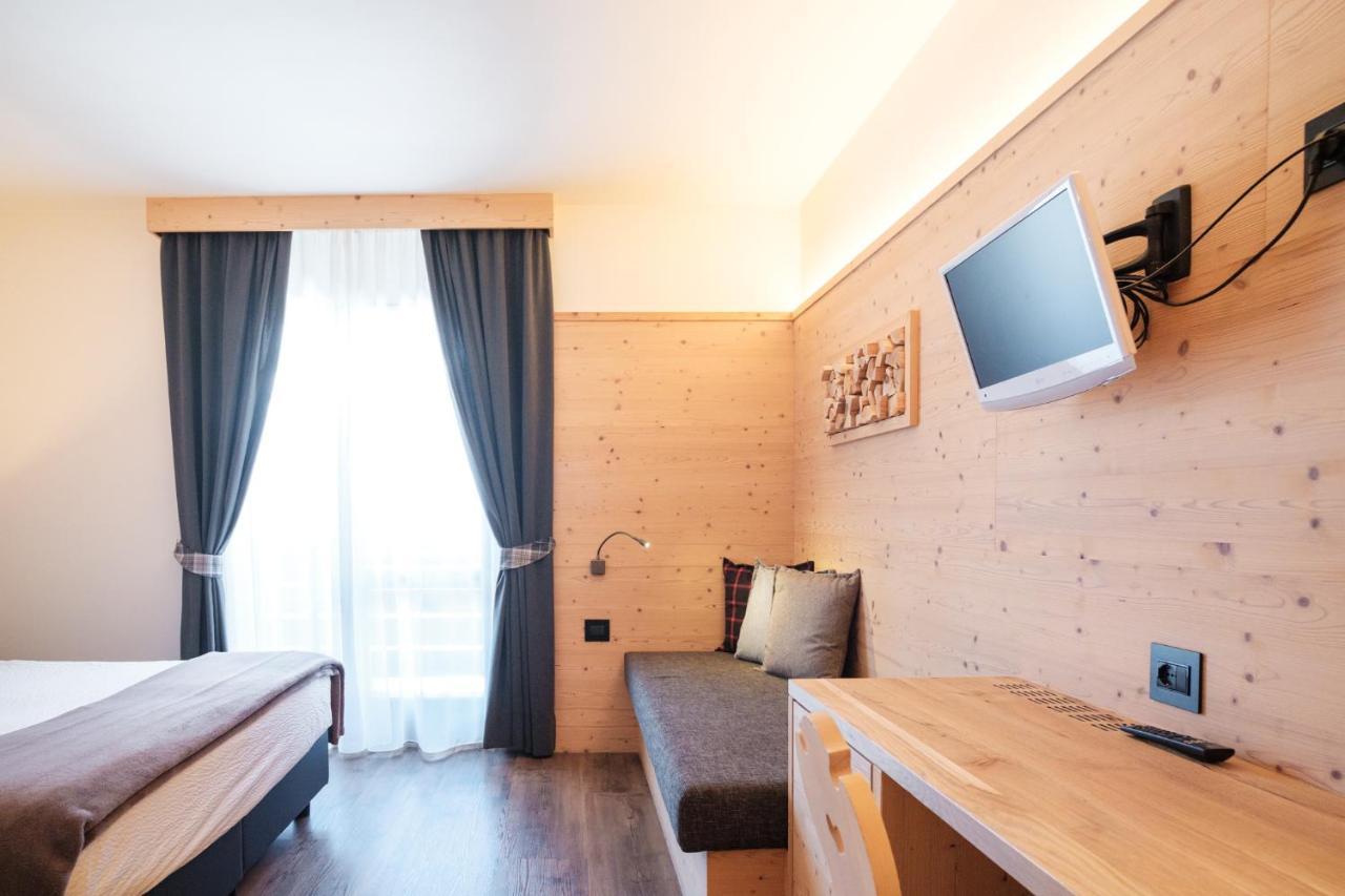 Hotel Piccola Baita Molveno Bagian luar foto