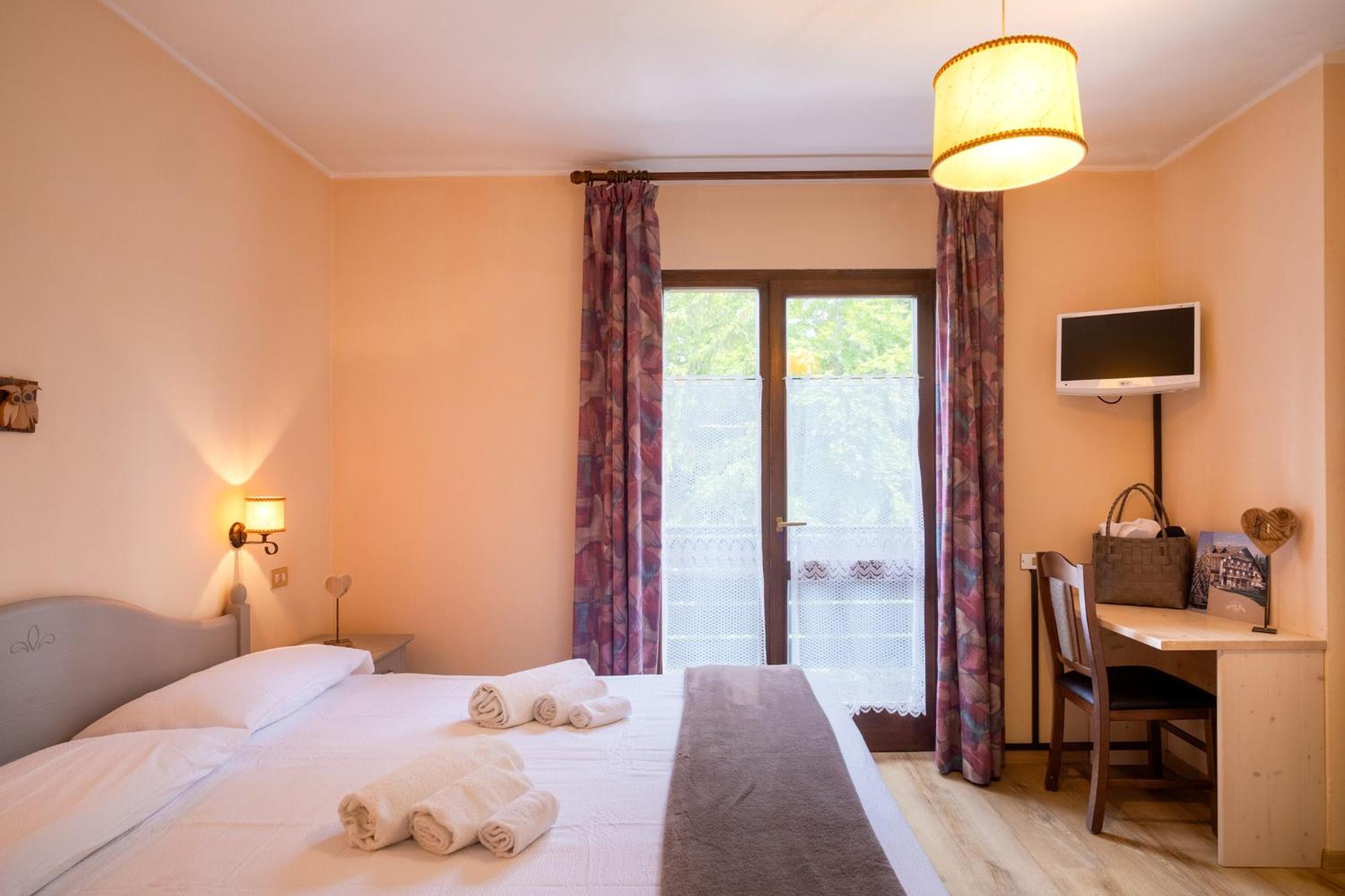 Hotel Piccola Baita Molveno Bagian luar foto