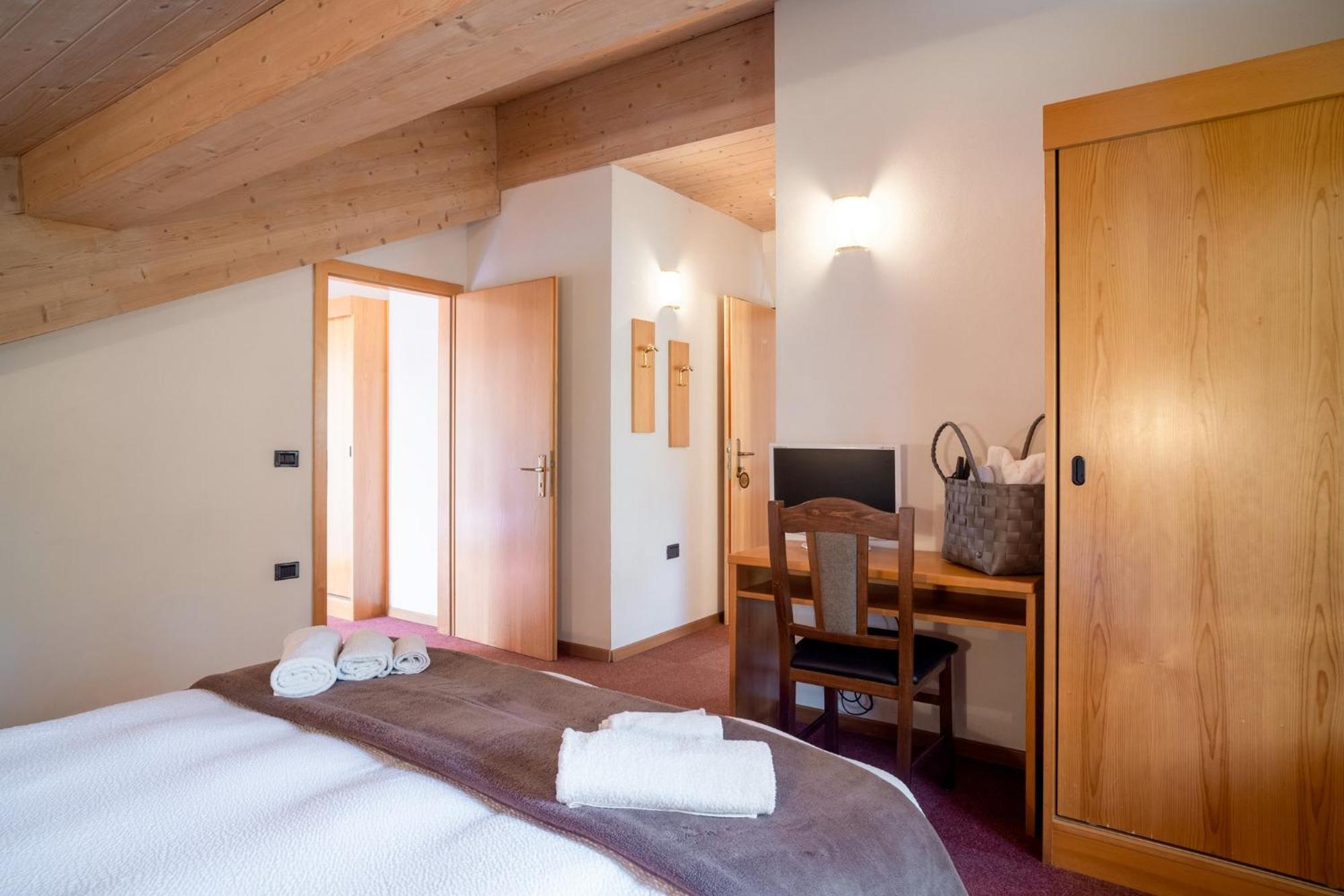 Hotel Piccola Baita Molveno Bagian luar foto